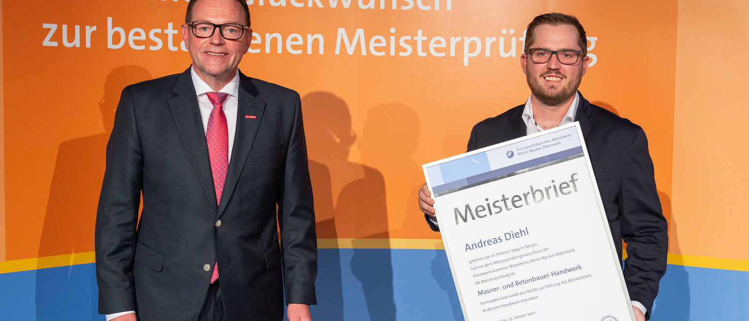 Meisterfeier 2021 - Andreas Diehl - Jahrgangsbester Maurer- und Betonbauermeister und Kammerpräsident Klaus Hofmann