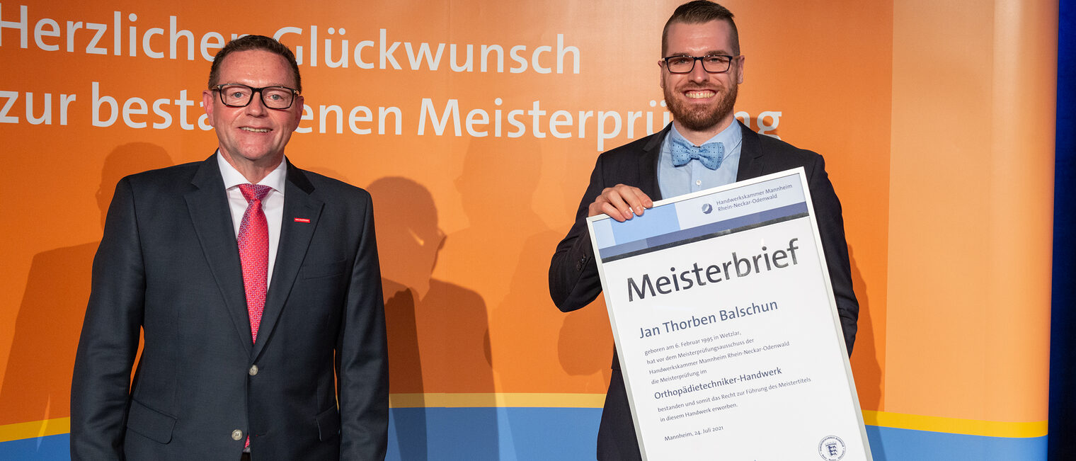 Meisterfeier 2021 - Jan Thorben Balschun - Jahrgangsbester Orthop&auml;dietechnikermeister und Kammerpr&auml;sident Klaus Hofmann