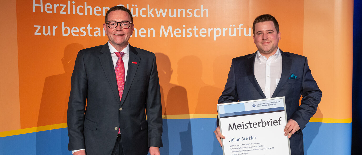 Meisterfeier 2021 - Julian Sch&auml;fer - Jahrgangsbester Raumausstattermeister und Kammerpr&auml;sident Klaus Hofmann