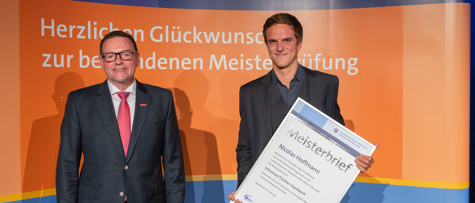 Meisterfeier 2021 - Nicolas Hoffmann - Jahrgangsbester Tischlermeister und Kammerpräsident Klaus Hofmann