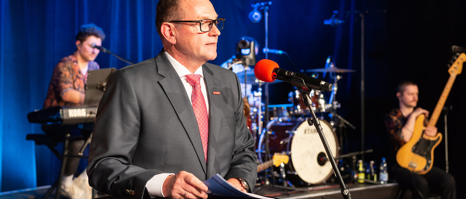 Meisterfeier 2021 - Kammerpräsident Klaus Hofmann bei der Erhebung in den Meisterstand