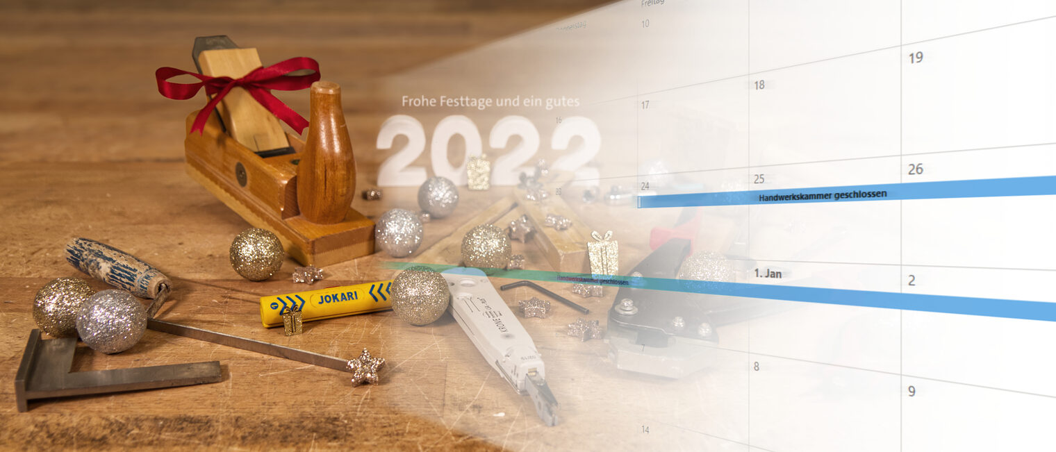 Holzwerkbank mit vielen handwerklichen Werkzeugen und aus dem rechten Bild gleitend einen Kalender.