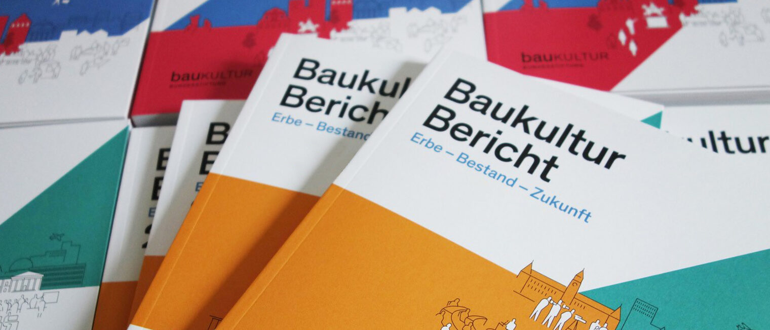 Titel Umfarge Neue Baukultur 2022 Aufeinanderliegende Broschüren mit dem Titel Baukultur Bericht
