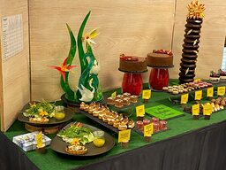 Ein Tisch voller Meiserstücke der Konditoren wie Baumkuchen, Torten und sonstige süße Törtchen