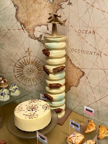 Meisterprüfungsstücke der Konditoren - hier sieht man eine Torte und einen großen Baumkuchen