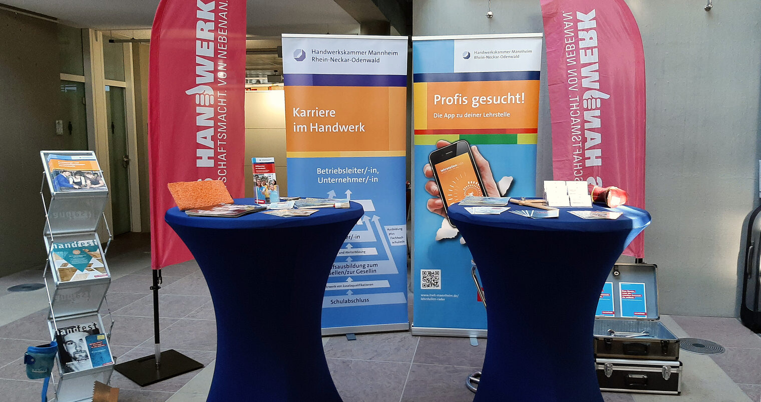 Stand der Handwerkskammer mit zwei Beachflags, zwei Roll-Ups und zwei Stehtischen