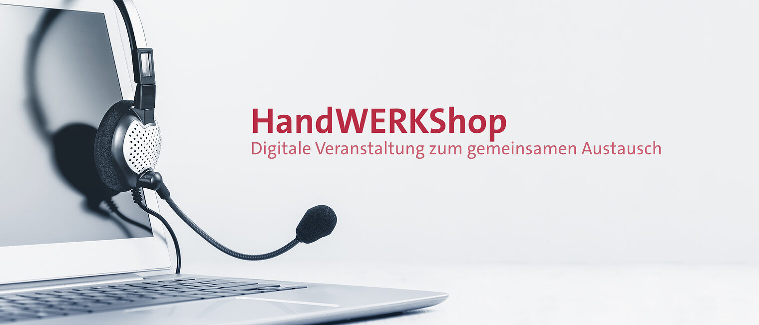HandWERKShop 2022 Laptop an dessen Bildschirm ein Kopfhörer mit Mikrofon hängt. Schriftzug im Bild: HandWERKShop, Digitale Veranstaltung zum gemeinsamen Austausch
