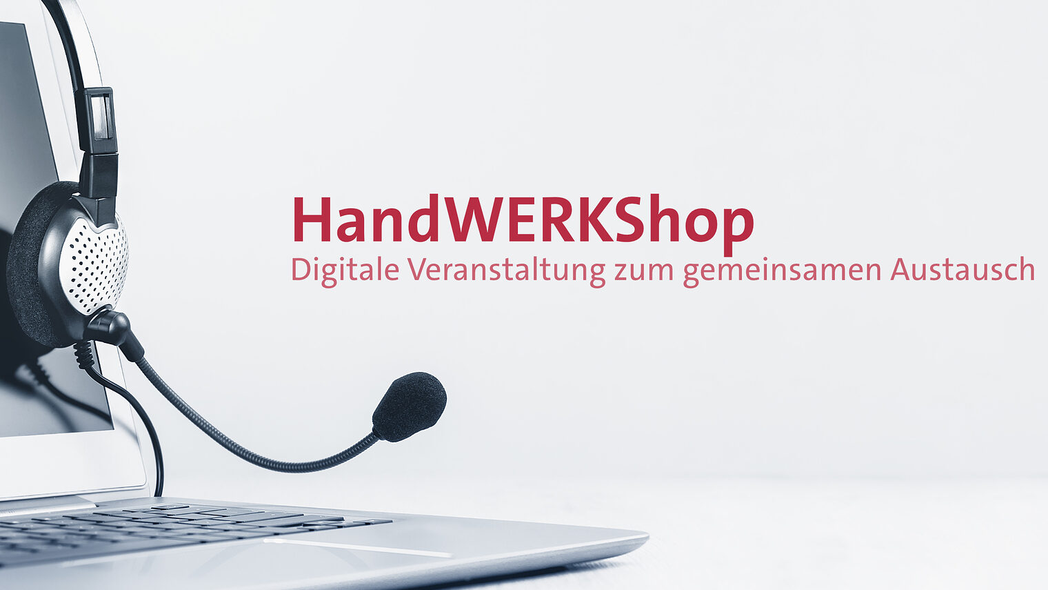 Laptop an dessen Bildschirm ein Kopfhörer mit Mikrofon hängt. Schriftzug im Bild: HandWERKShop, Digitale Veranstaltung zum gemeinsamen Austausch