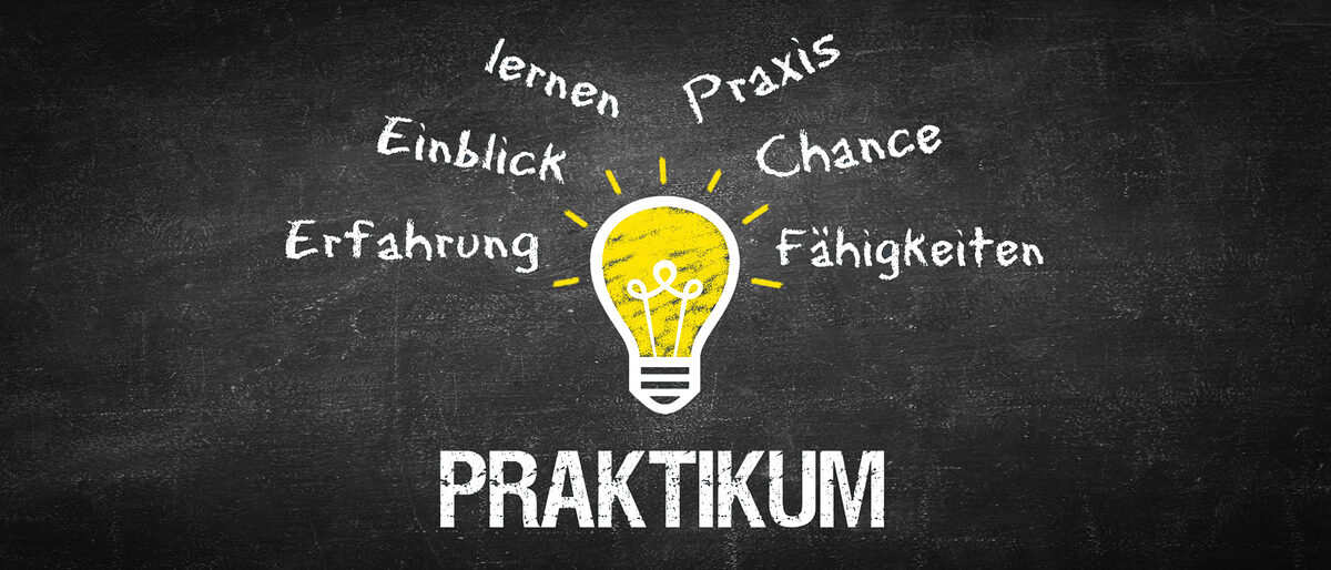 Praktikum Eine Glühlampe in der Mitte des Bildes. Darunter steht das Wort "Praktikum". Über der Glühlampe sind in Strahlenform die Wörter "lernen, Einblick, Erfahrung, Praxis, Chance und Fähigkeiten" geschrieben.