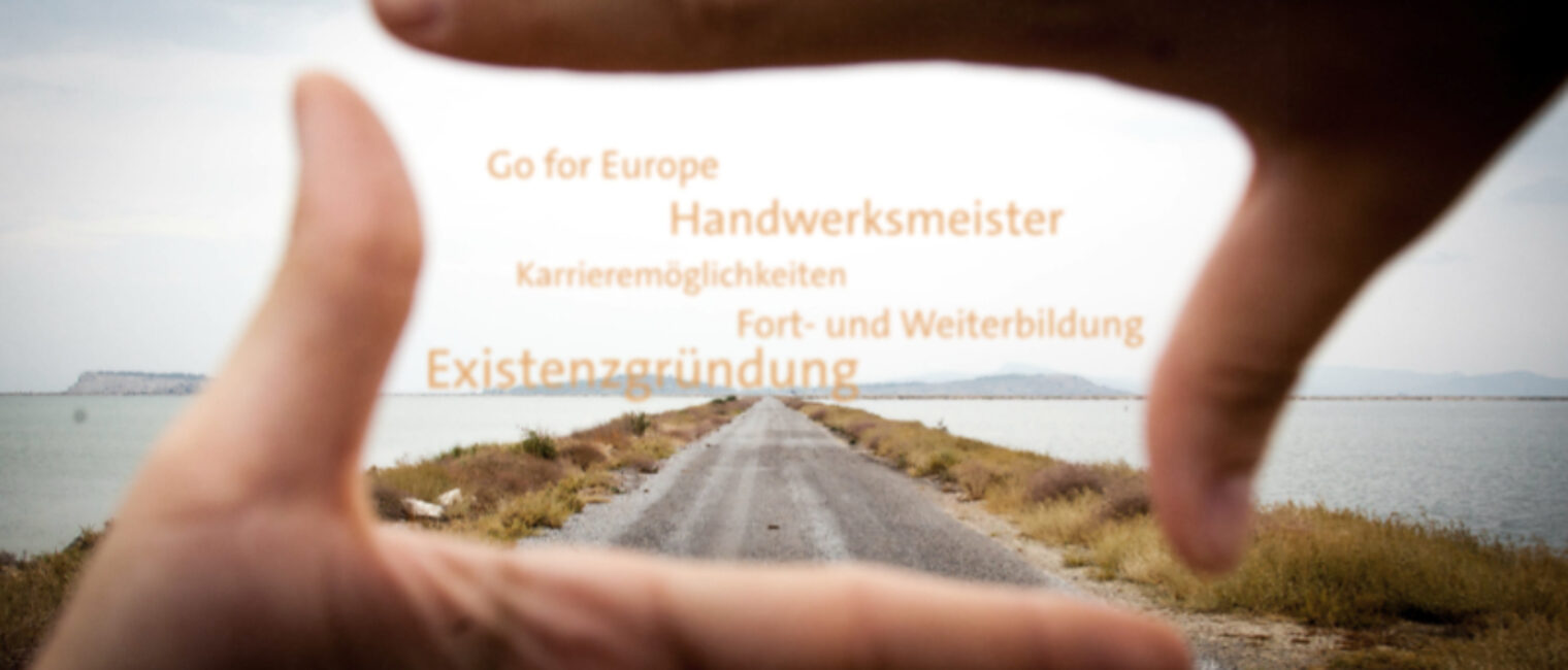 Bildausschnitt mit Hilfe der Daumen und Zeigefinger ersehen - in der Mitte Begriffe für eine Karriere im Handwerk