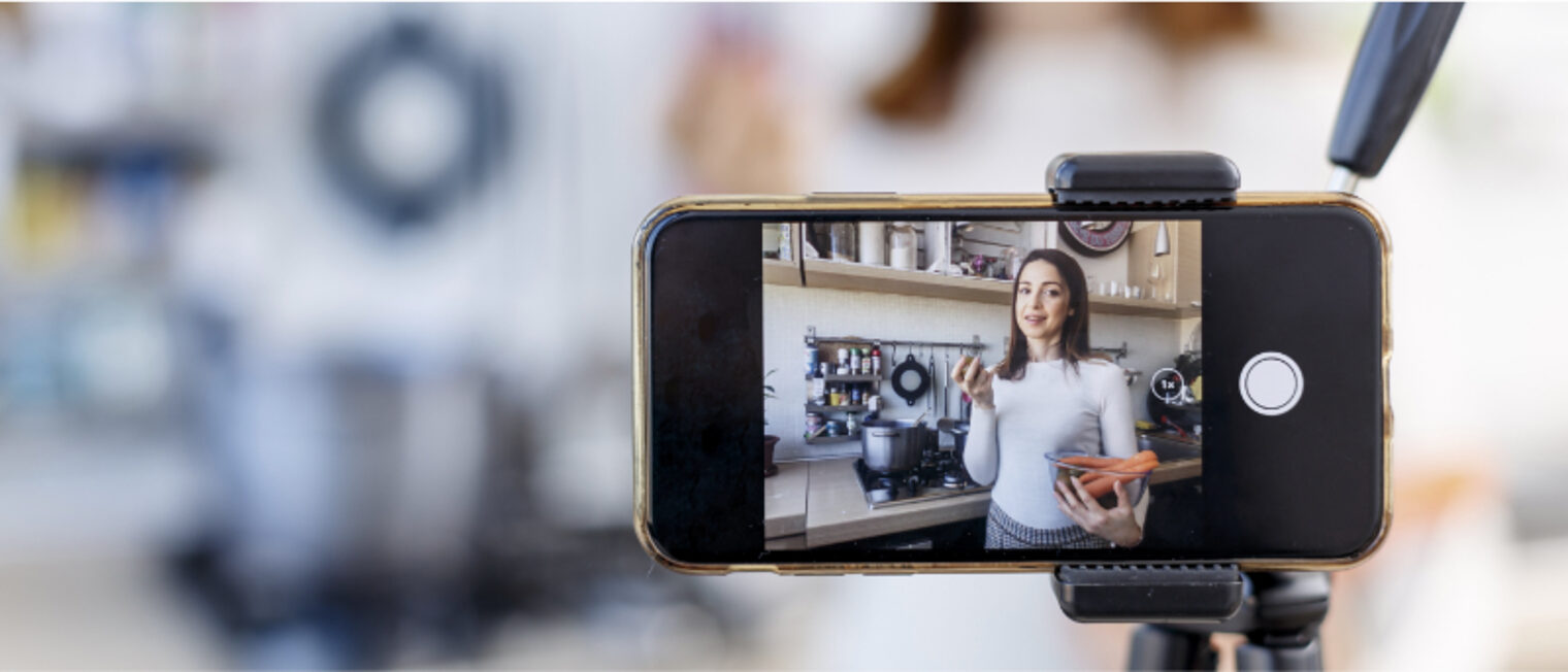 Smartphone das gerade eine junge Frau filmt.