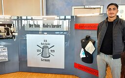 Meisterprüfling Enes Bayar vor seinem Meisterprüfungsprojekt im Maler- und Lackierer-Handwerk 2022 mit der Fachrichtung 