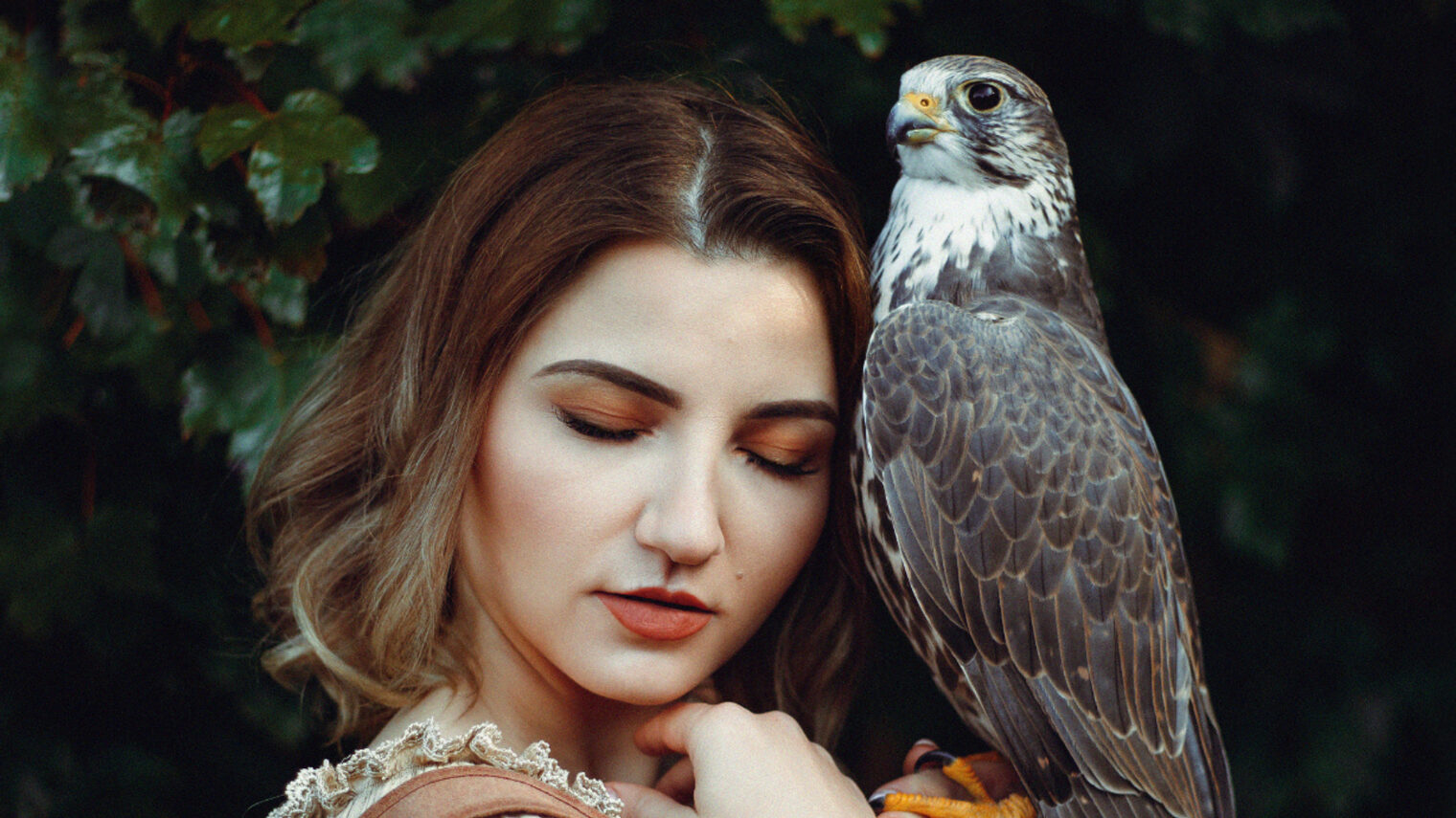 Frau mit Greifvogel auf dem Arm 