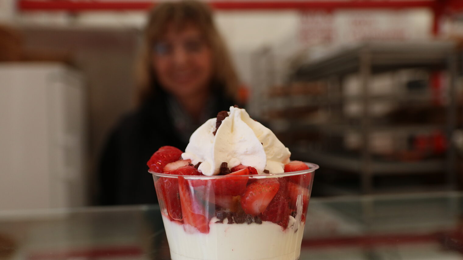 Maimarktbecher, Creme mit Erdbeeren, Sahen und Schokostreusel