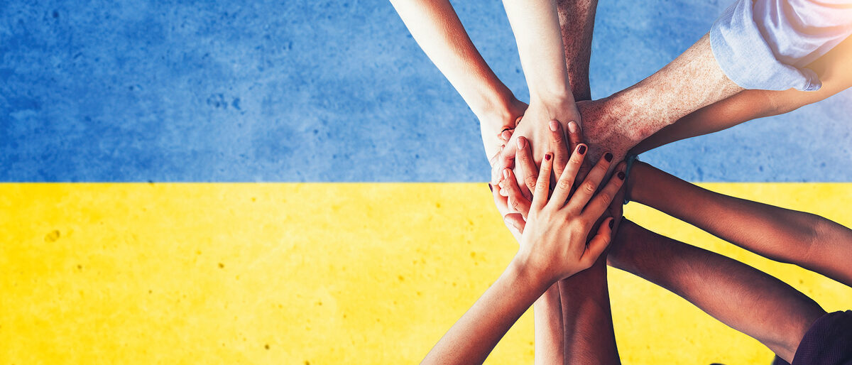 Ukraine Berufsanerkennung Ukraine Flagge mit sich berührenden Händen