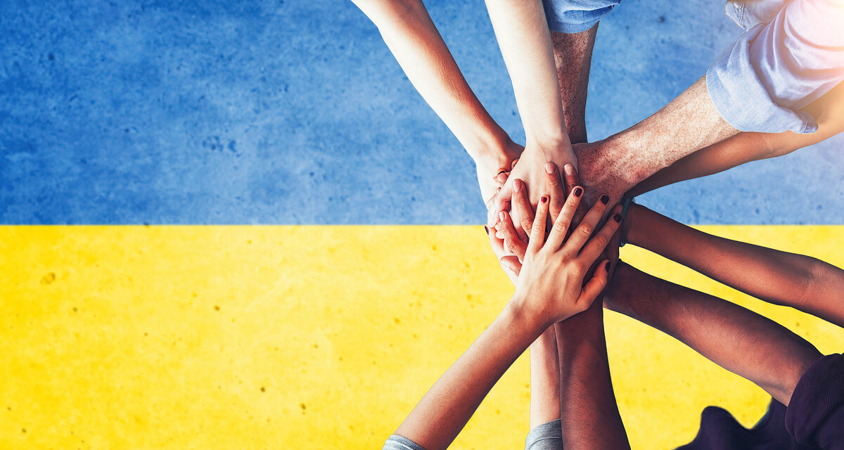 Ukraine Flagge mit sich berührenden Händen