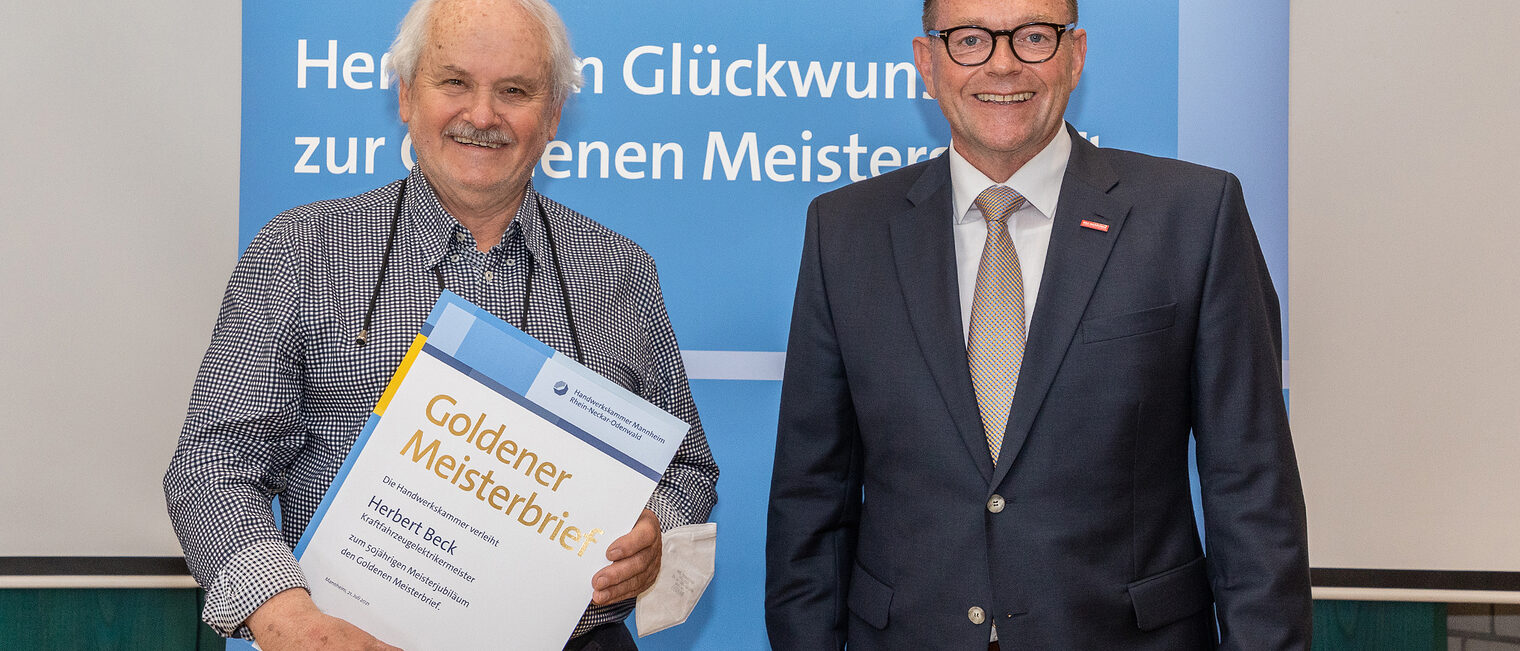 Goldene Meisterfeier 2022 - Kraftfahrzeugelektrikermeister Herbert Beck mit Kammerpr&auml;sident Klaus Hofmann