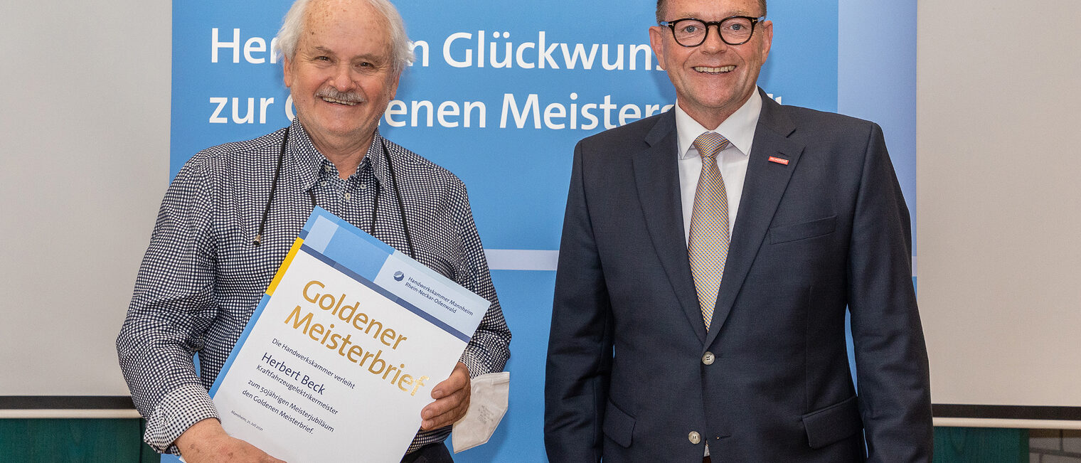 Goldene Meisterfeier 2022 - Kraftfahrzeugelektrikermeister Herbert Beck mit Kammerpräsident Klaus Hofmann