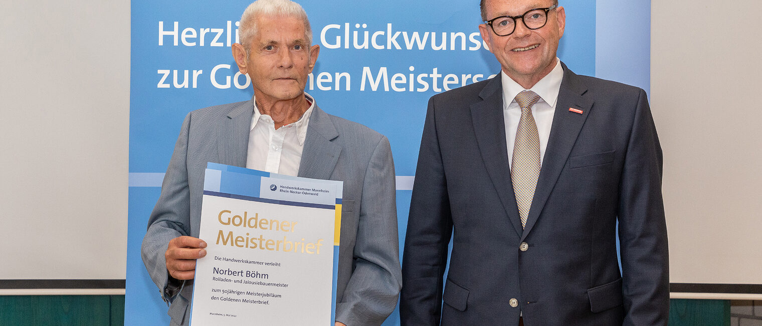 Goldene Meisterfeier 2022 - Rolladen- und Jalousiebauermeister Norbert B&ouml;hm mit Kammerpr&auml;sident Klaus Hofmann