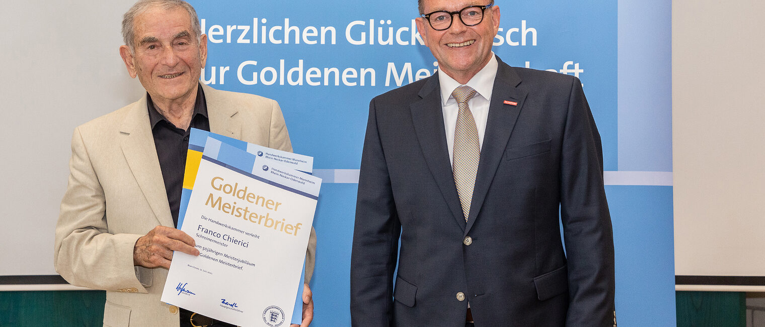 Goldene Meisterfeier 2022 - Schreinermeister Franco Chierici mit Kammerpr&auml;sident Klaus Hofmann