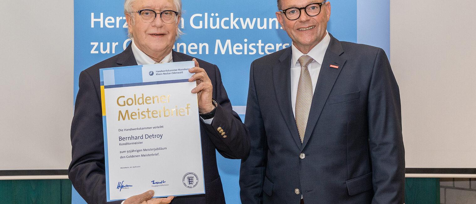 Goldene Meisterfeier 2022 - Konditormeister Bernhard Detroy mit Kammerpr&ouml;sident Klaus Hofmann