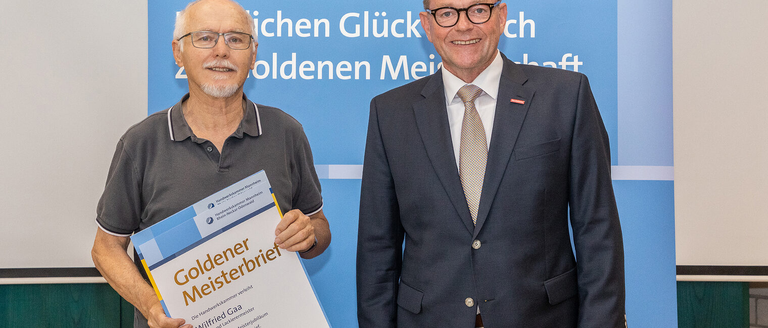 Goldene Meisterfeier 2022 - Maler- und Lackierermeister Wilfried Gaa mit Kammerpr&auml;sident Klaus Hofmann