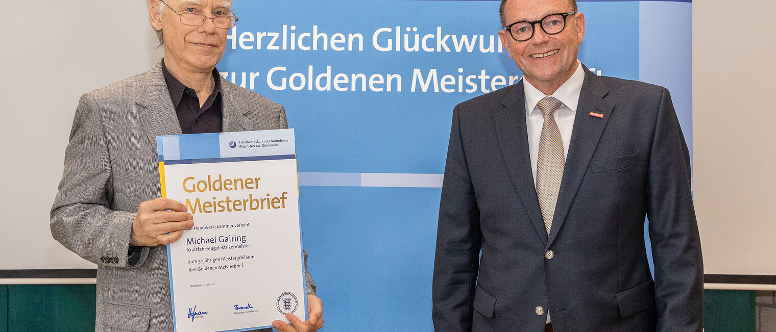 Goldene Meisterfeier 2022 - Kraftfahrzeugelektronikermeister Michael Gairing mit Kammerpräsident Klaus Hofmann