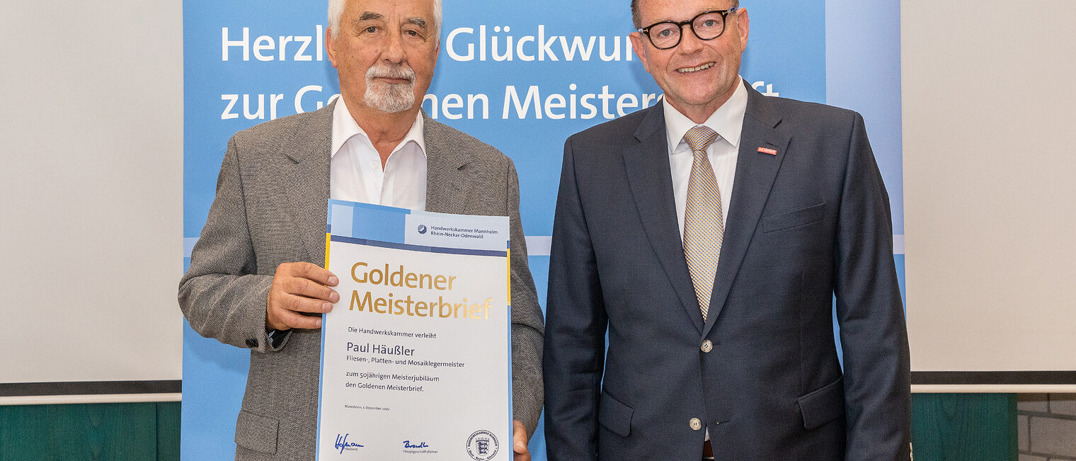 Goldene Meisterfeier 2022 - Fliesen-, Platten-, Mosaiklegermeister Paul H&auml;u&szlig;ler mit Kammerpr&auml;sident Klaus Hofmann