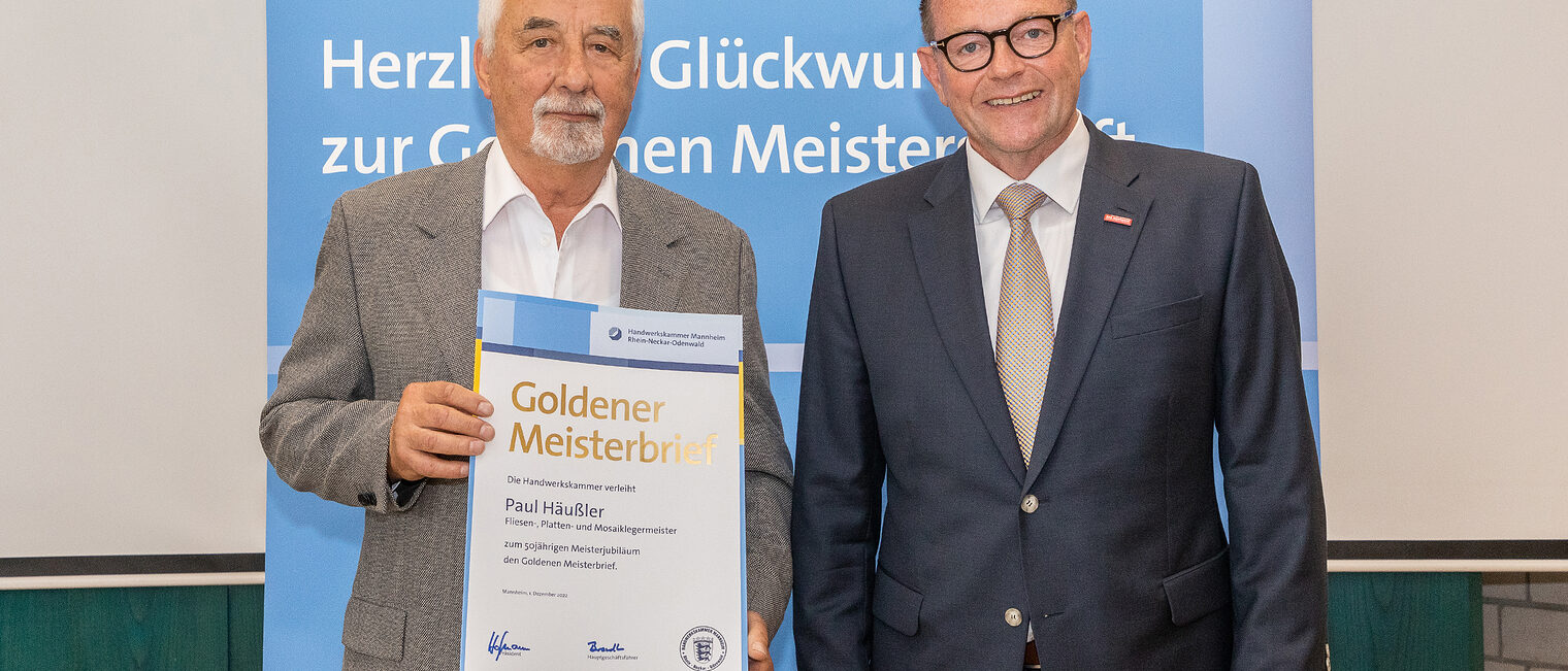 Goldene Meisterfeier 2022 - Fliesen-, Platten-, Mosaiklegermeister Paul Häußler mit Kammerpräsident Klaus Hofmann