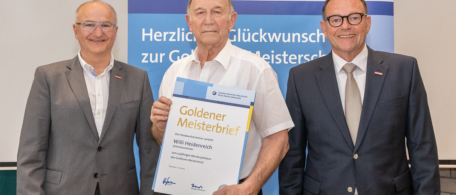 Goldene Meisterfeier 2022 - Schreinermeister Willi Heidenreich mit Kammerpr&auml;sident Klaus Hofmann (r.) und dem stellvertretenden Kammerpr&auml;sidenten Steffen Haug (l.) 