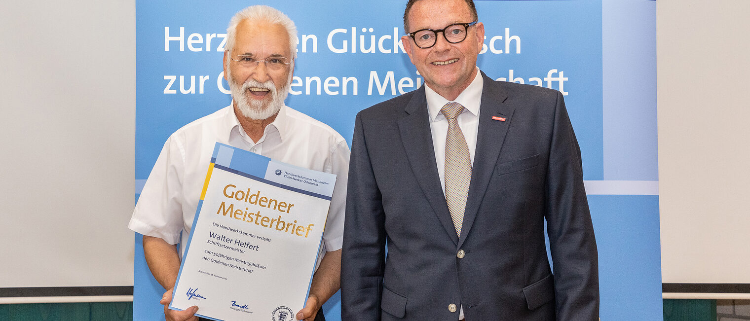 Goldene Meisterfeier 2022 - Schriftsetzermeister Walter Helfert mit Kammerpr&auml;sident Klaus Hofmann