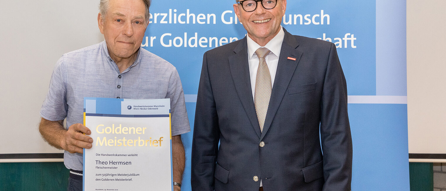 Goldene Meisterfeier 2022 - Fleischermeister Theo Hermsen mit Kammerpr&auml;sident Klaus Hofmann