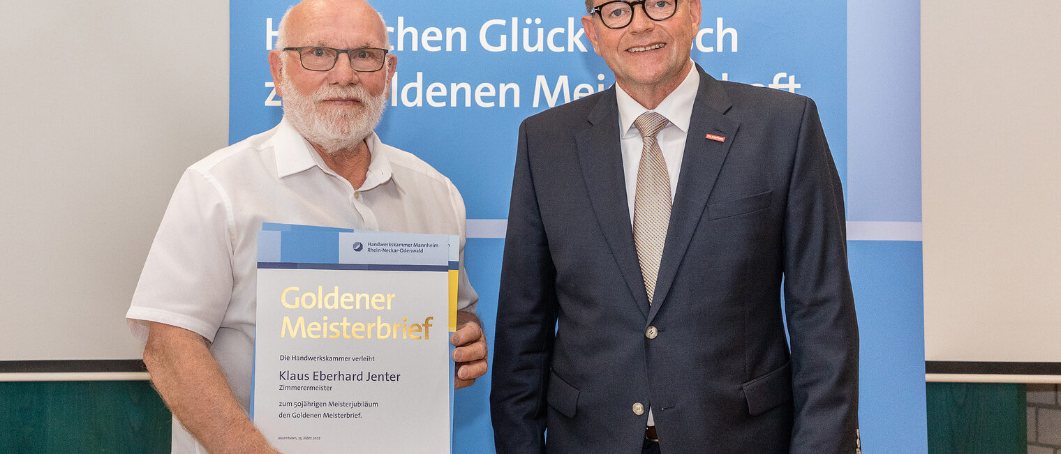 Goldene Meisterfeier 2022 - Zimmerermeister Klaus Eberhard Jenter mit Kammerpr&auml;sident Klaus Hofmann
