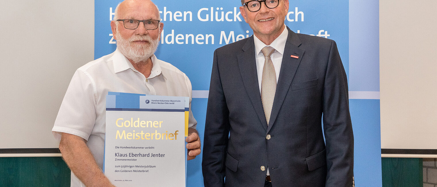 Goldene Meisterfeier 2022 - Zimmerermeister Klaus Eberhard Jenter mit Kammerpräsident Klaus Hofmann