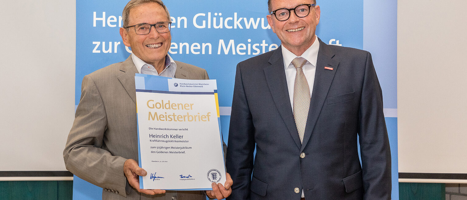 Goldene Meisterfeier 2022 - Kraftfahrzeugelektrikermeister Heinrich Keller mit Kammerpr&auml;sident Klaus Hofmann