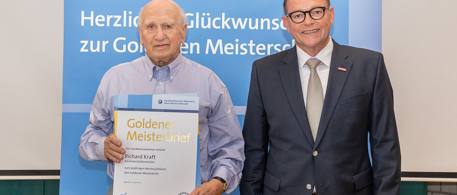 Goldene Meisterfeier 2022 - Raumausstattermeister Richard Kraft mit Kammerpr&auml;sident Klaus Hofmann