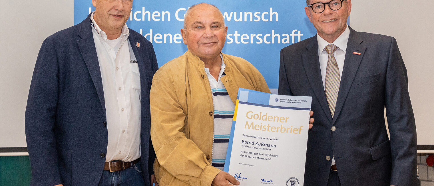 Goldene Meisterfeier 2022 - Elektroinstallateurmeister Bernd Ku&szlig;mann mit Kammerpr&auml;sident Klaus Hofmann (r.) und Obermeister der Innung f&uuml;r Elektro- und Informationstechnik Schwetzingen-Mannheim-Weinheim Stephan Kolb (l.)