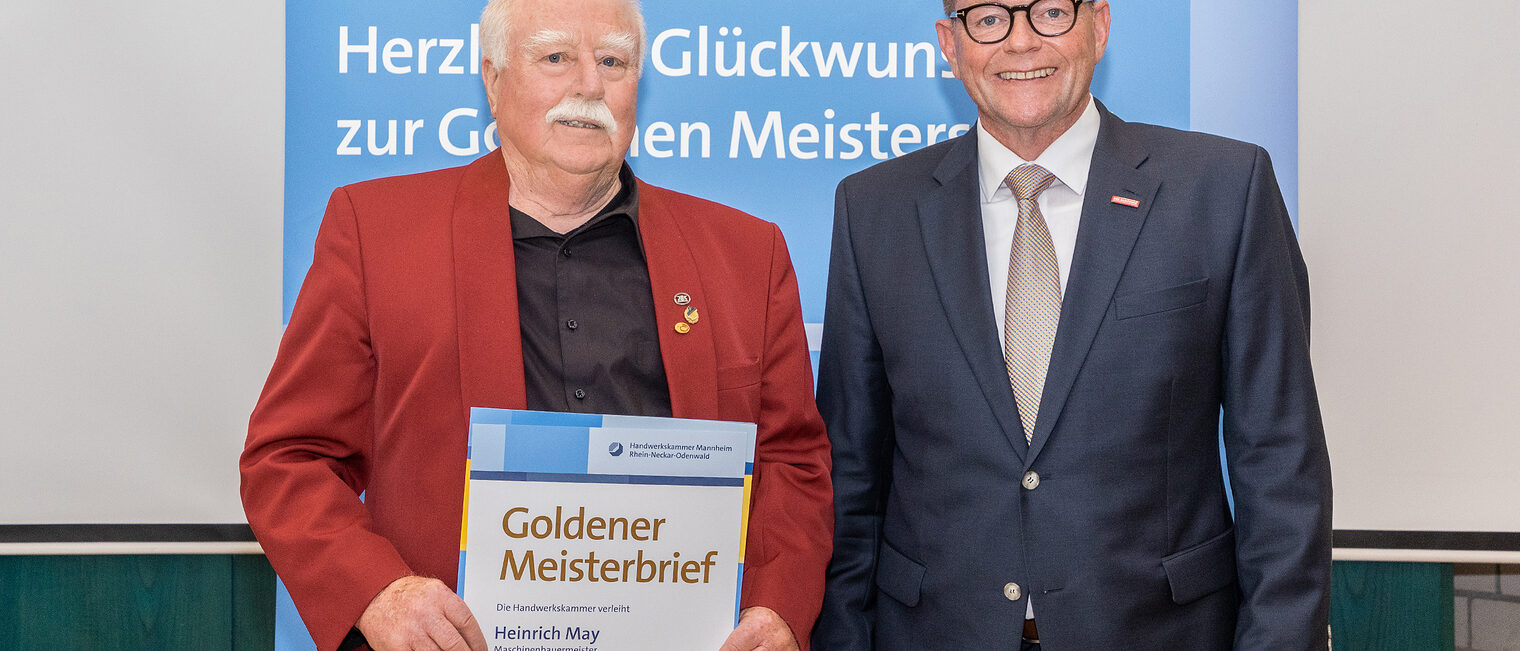 Goldene Meisterfeier 2022 - Maschinenbauermeister Heinrich May mit Kammerpr&auml;sident Klaus Hofmann