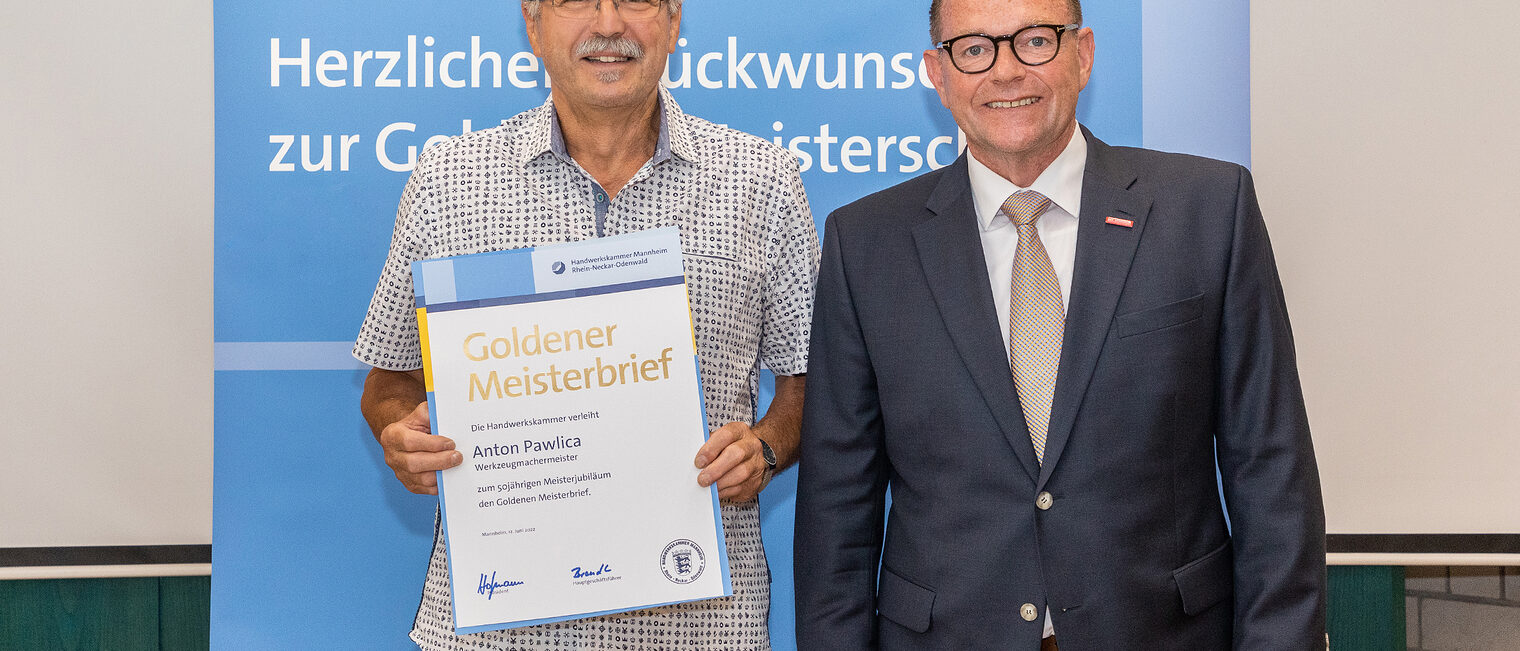 Goldene Meisterfeier 2022 - Werkzeugmachermeister Anton Pawlica mit Kammerpr&auml;sident Klaus Hofmann