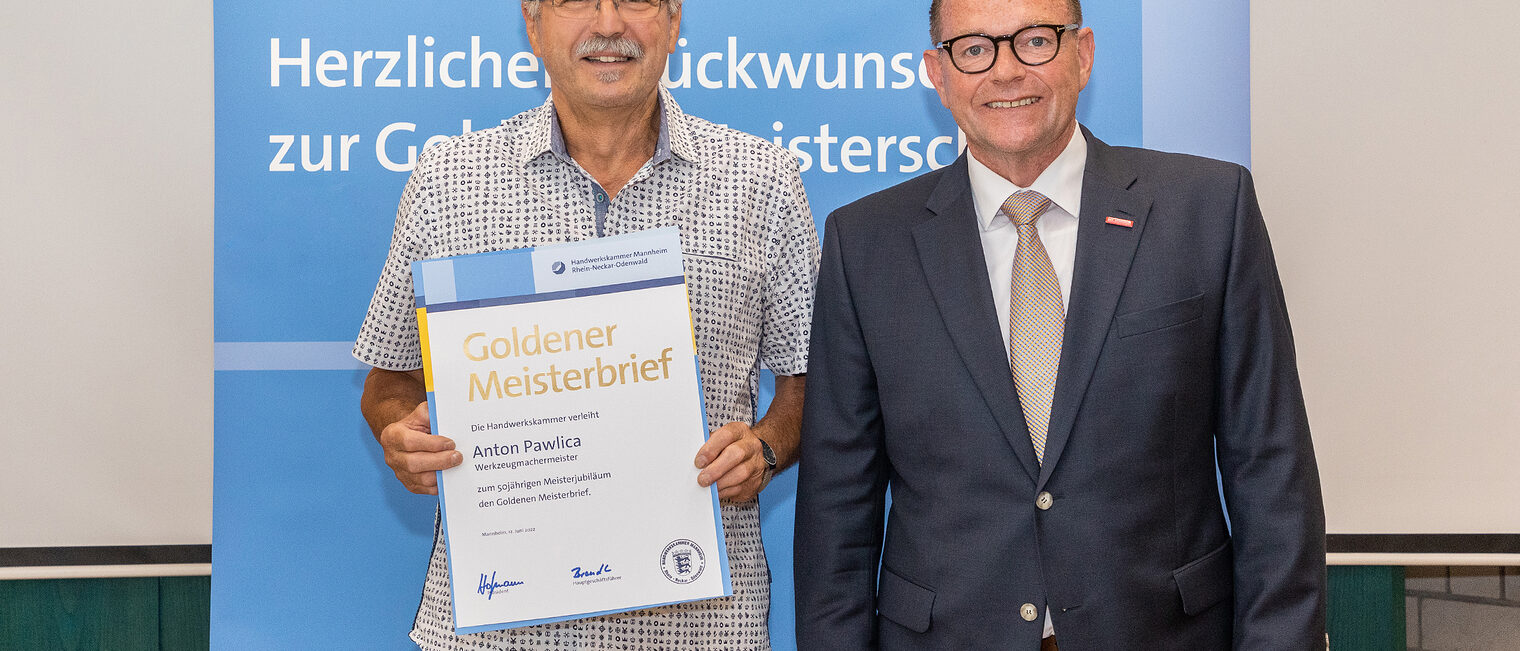 Goldene Meisterfeier 2022 - Werkzeugmachermeister Anton Pawlica mit Kammerpräsident Klaus Hofmann