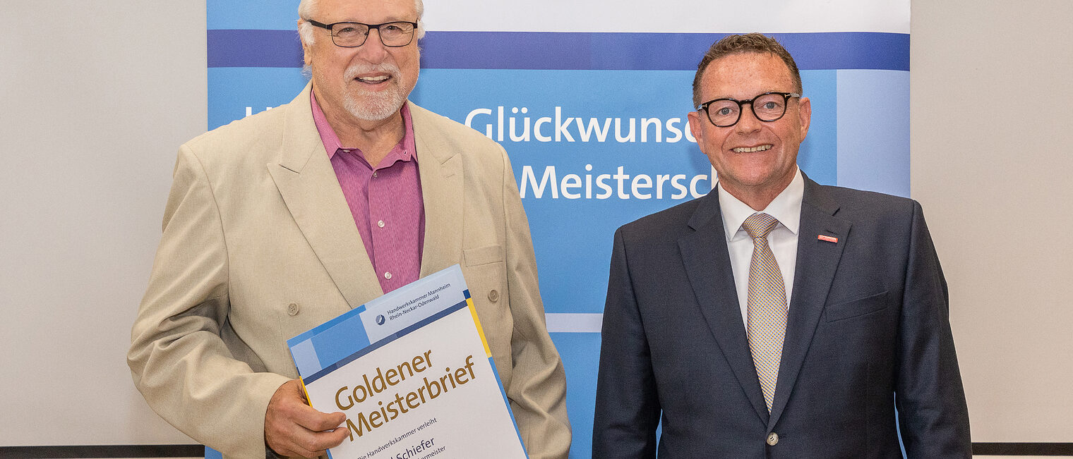 Goldene Meisterfeier 2022 - Kraftfahrzeugelektrikermeister Harald Schiefer mit Kammerpräsident Klaus Hofmann