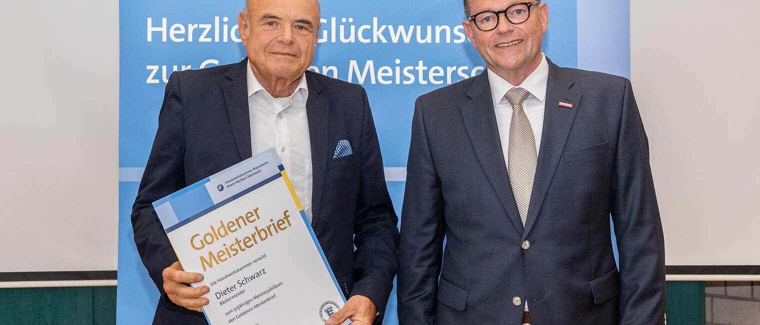 Goldene Meisterfeier 2022 - B&auml;ckermeister Dieter Schwarz mit Kammerpr&auml;sident Klaus Hofmann