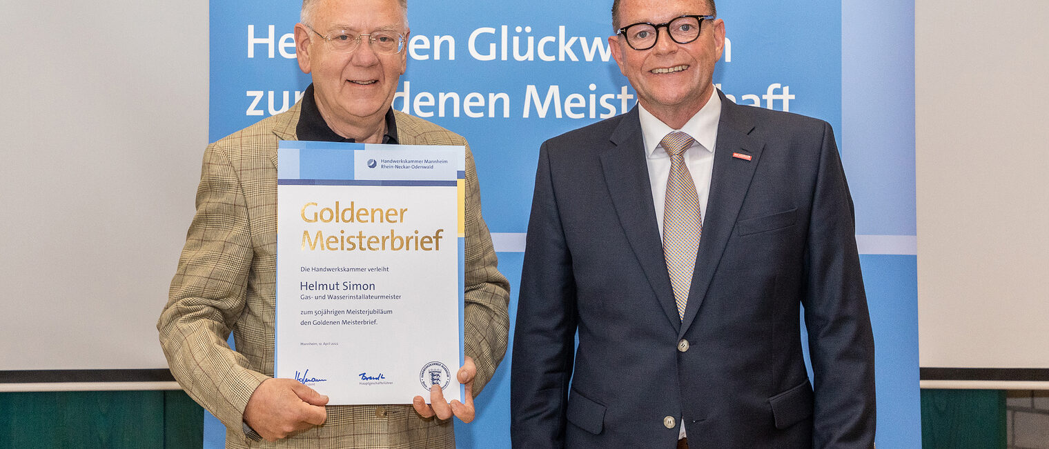 Goldene Meisterfeier 2022 - Gas- und Wasserinstallateurmeister Helmut Simon mit Kammerpr&auml;sident Klaus Hofmann