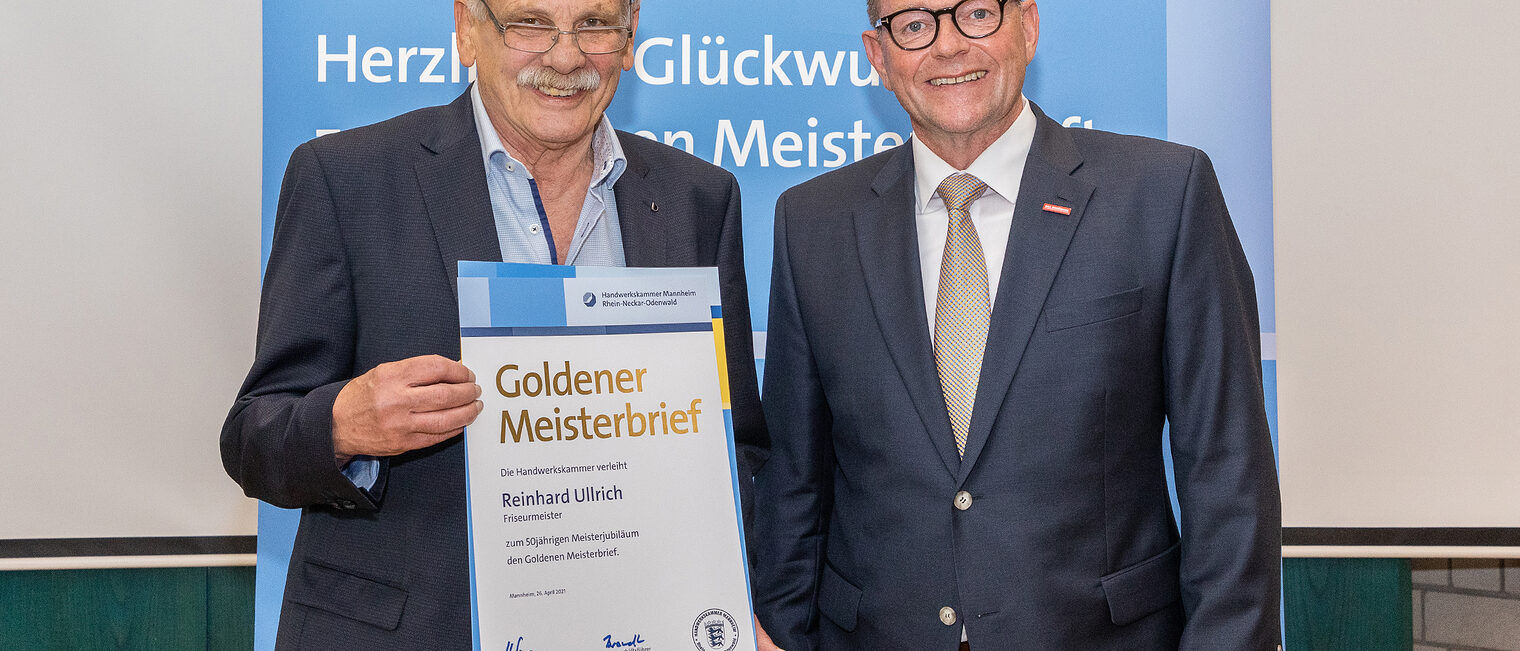 Goldene Meisterfeier 2022 - Friseurmeister Reinhard Ullrich mit Kammerpr&auml;sident Klaus Hofmann