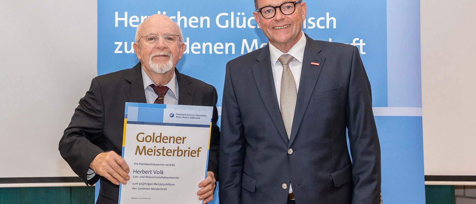 Goldene Meisterfeier 2022 - Gas- und Wasserinstallateurmeister Herbert Volk mit Kammerpr&auml;sident Klaus Hofmann