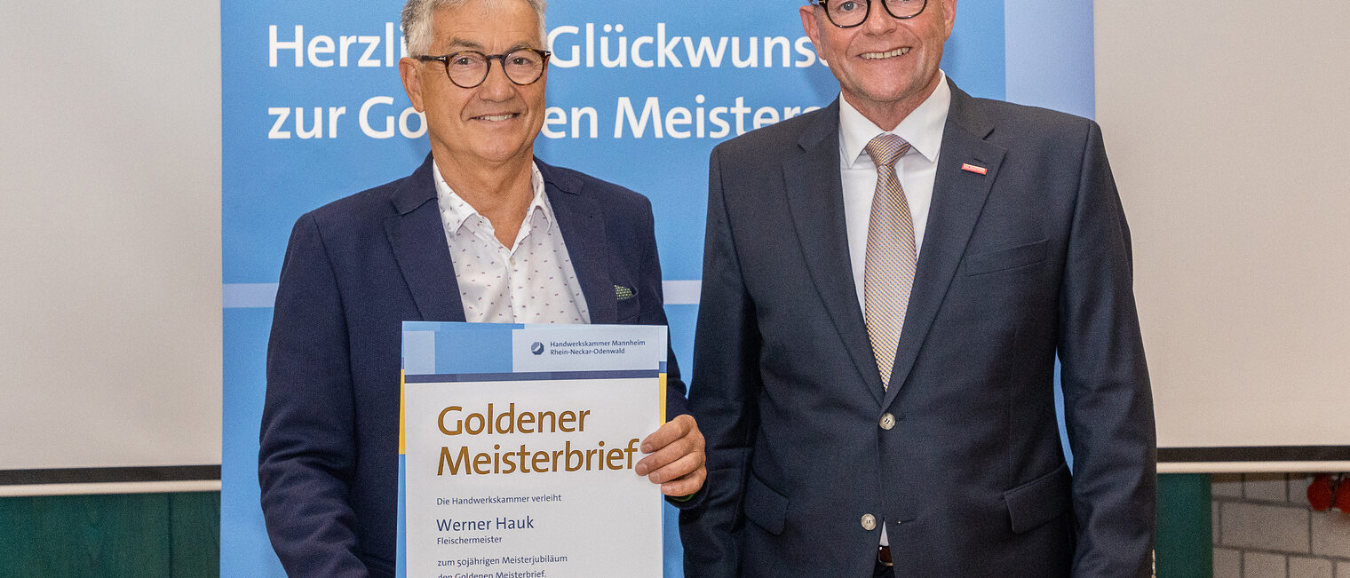 Goldene Meisterfeier 2022 - Fleischermeister Werner Hauk mit Kammerpr&auml;sident Klaus Hofmann