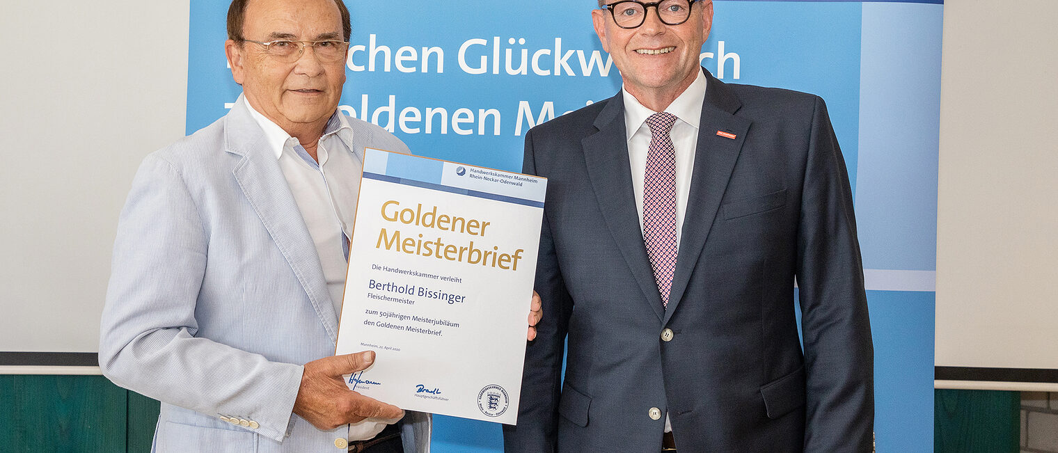 Goldene Meisterfeier 2022 - Fleischermeister Berthold Bissinger mit Kammerpr&auml;sident Klaus Hofmann