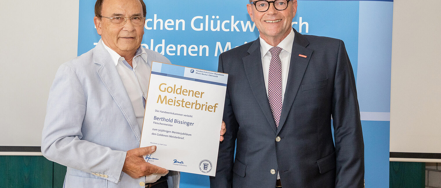 Goldene Meisterfeier 2022 - Fleischermeister Berthold Bissinger mit Kammerpräsident Klaus Hofmann