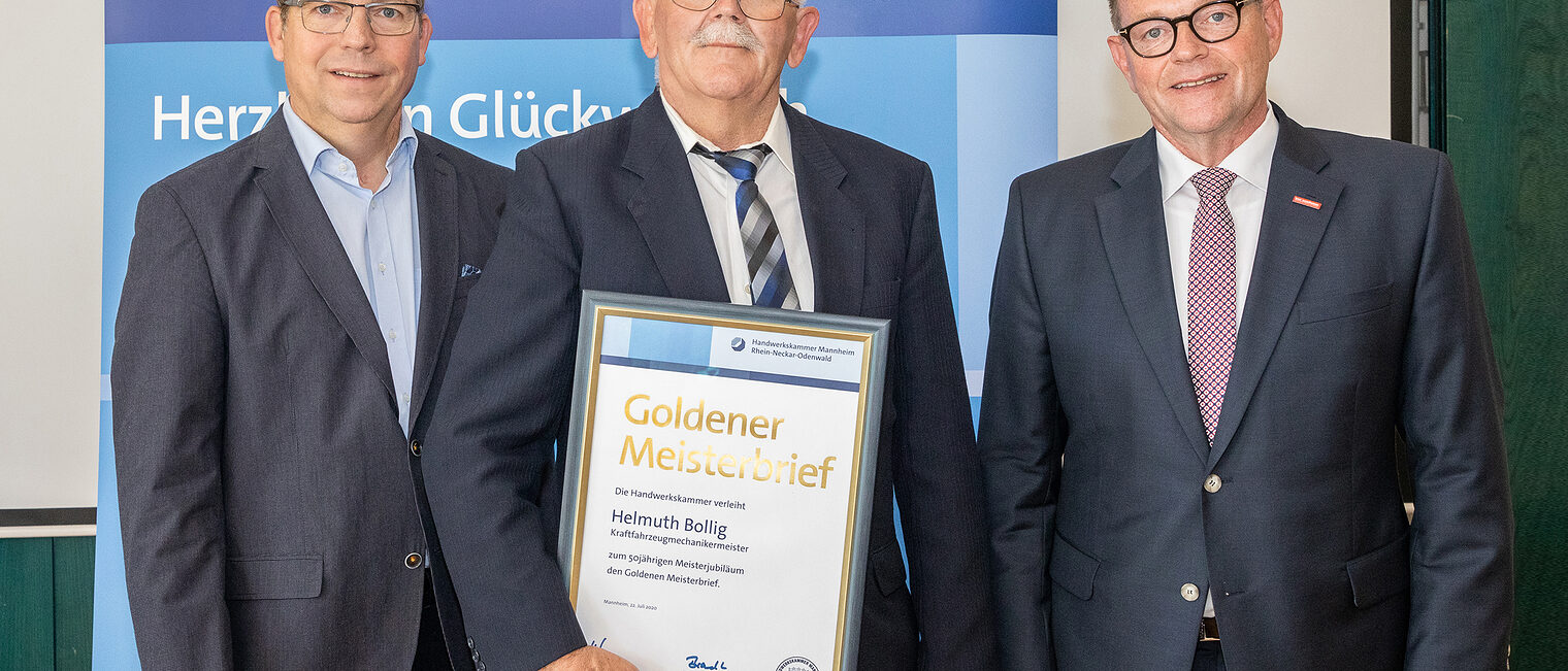 Goldene Meisterfeier 2022 - Kraftfahrzeugmechanikermeister Helmut Bollig mit Kammerpr&auml;sident Klaus Hofmann (r.) und dem Obermeister der Innung des Kraftfahrzeuggewerbes Rhein-Neckar-Odenwald Dietmar Clysters (l.) 