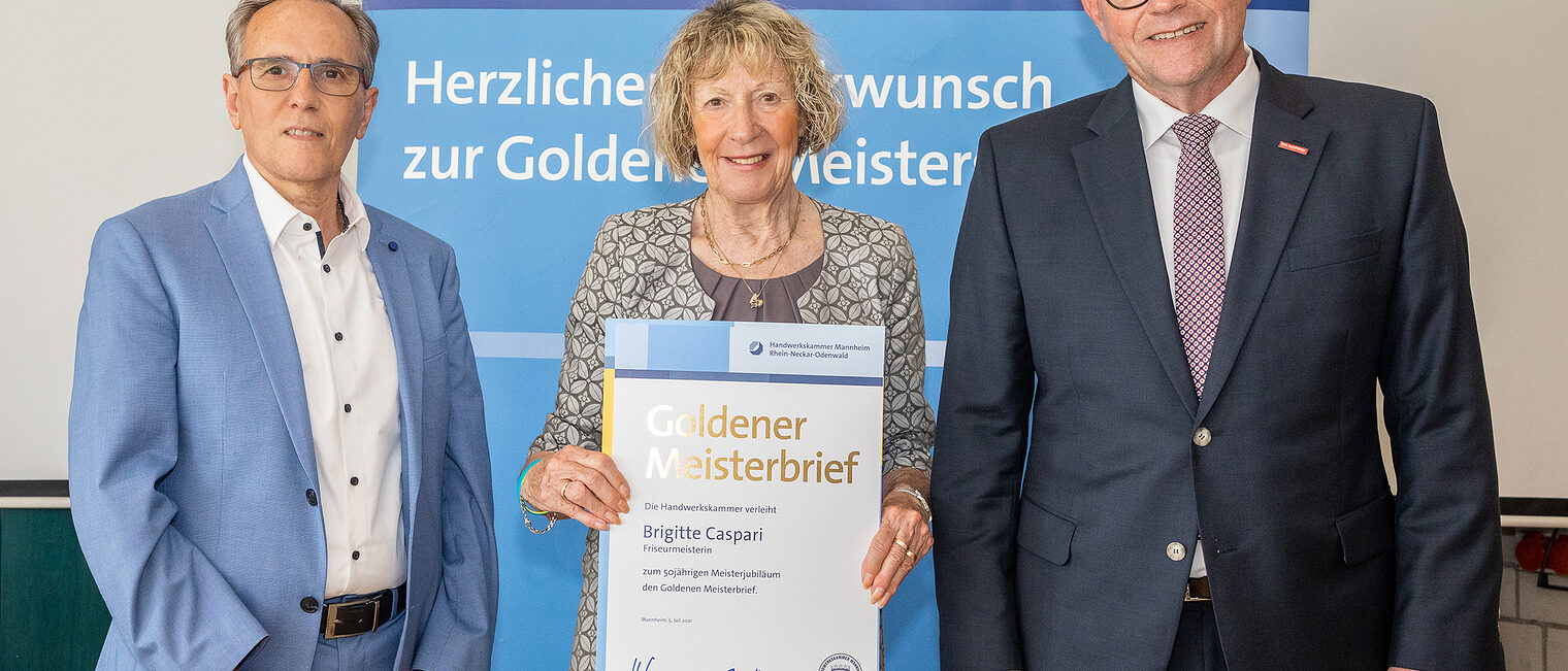 Goldene Meisterfeier 2022 - Friseurmeisterin Brigitte Caspari mit Kammerpräsident Klaus Hofmann (r.) und dem Obermeister der Friseur und Kosmetik Innung Mannheim Salvatore Jaci (l.)